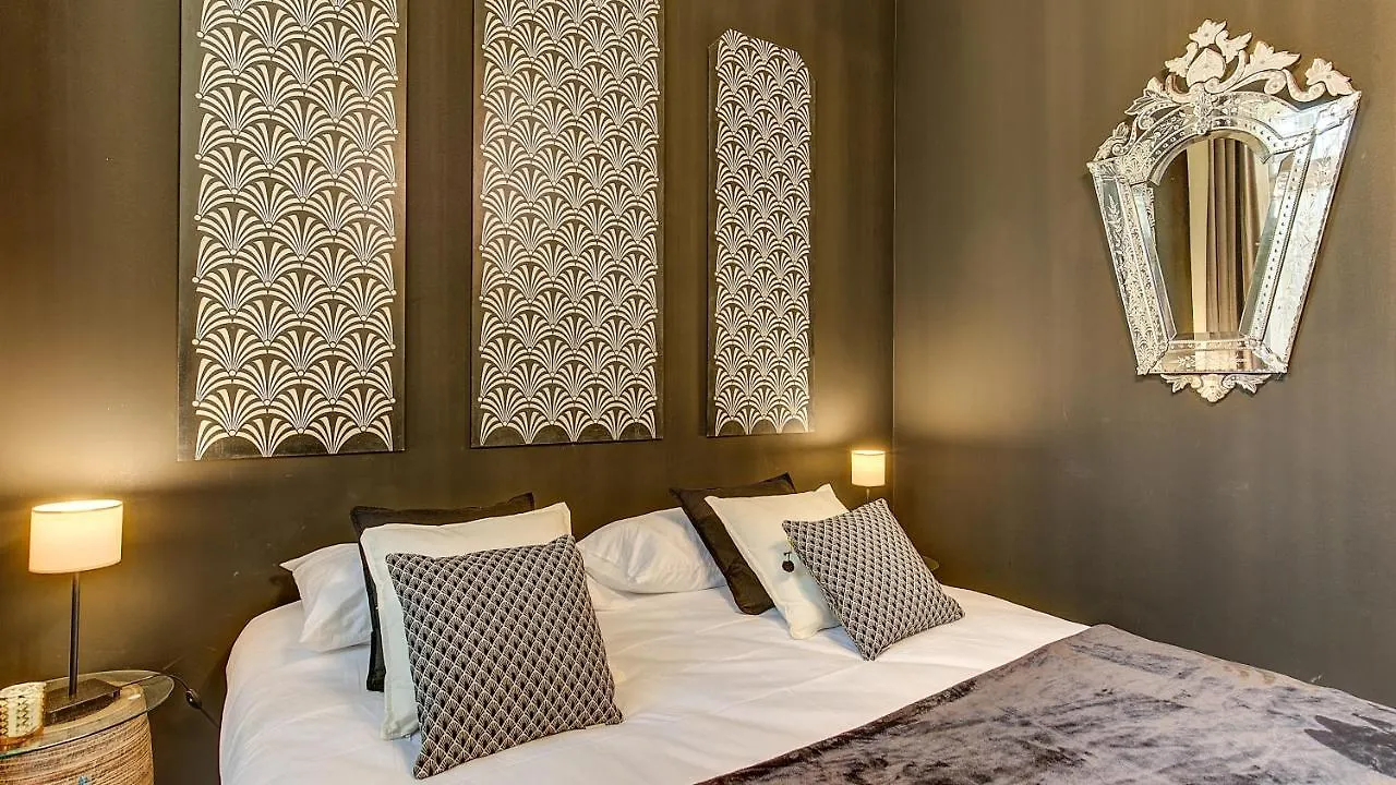 Cocoon In Cannes ***** 0*,  France